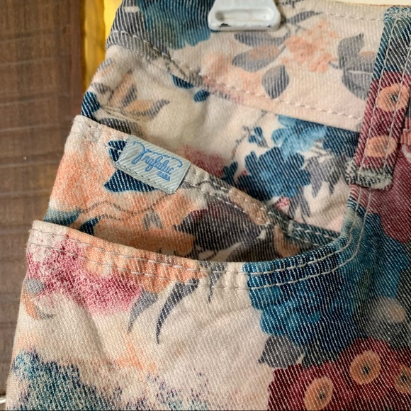 🌸 ZARA Floral Stretchable Denim Shorts in Pastel English Colours - Picture 4 of 10